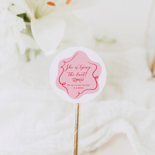 Zij gaat trouwen retro golvende roze rood ronde sticker