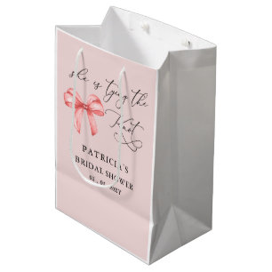 Zij gaat trouwen roze strik Bruidscadeaufeest Medium Cadeauzakje