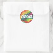  zij/haar, hij/hij, regenboogpriesters ronde sticker (Tas)