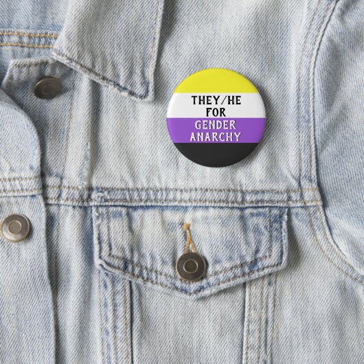 Zij/Hij voor Gender Mayhem Button (op Enby vlag) (In situ)