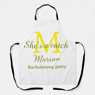 Zij is een vangst gele monogram vrijgezellenfeest  schort