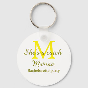 Zij is een vangst gele monogram vrijgezellenfeest sleutelhanger