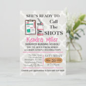 Zij is klaar om het Afstuderen van de showts te ro Kaart (Staand voorkant)