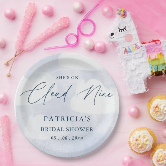 Zij is op Witte Wolken Bruidsfeestje Papieren Bordje (Feest)