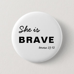 Zij is Sterk Inspirerend Christelijk Geloof Ronde Button 5,7 Cm