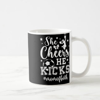Zij juicht, hij schopt, moeder van zowel cheer als koffiemok
