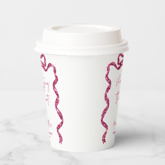 Zij knoopt de knoop glinsterende roze strik bruids papieren bekers (Links)