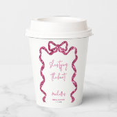 Zij knoopt de knoop glinsterende roze strik bruids papieren bekers (Achterkant)