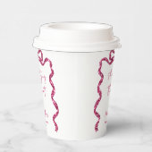 Zij knoopt de knoop glinsterende roze strik bruids papieren bekers (Rechts)