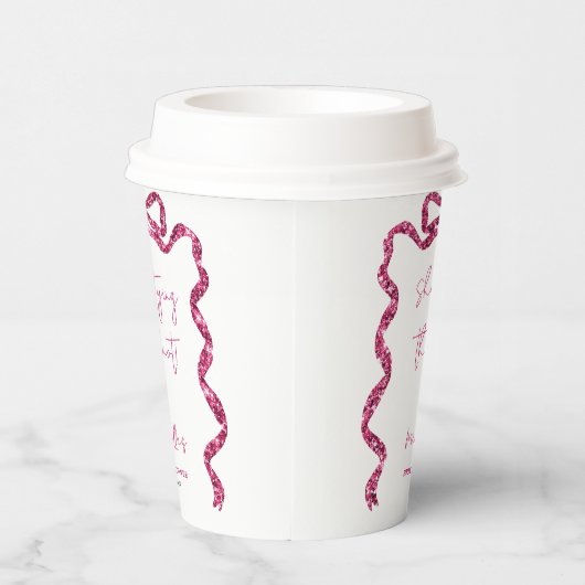 Zij knoopt de knoop glinsterende roze strik bruids papieren bekers (Rechts)