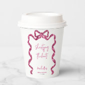 Zij knoopt de knoop glinsterende roze strik bruids papieren bekers (Voorkant)