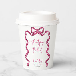 Zij knoopt de knoop glinsterende roze strik bruids papieren bekers