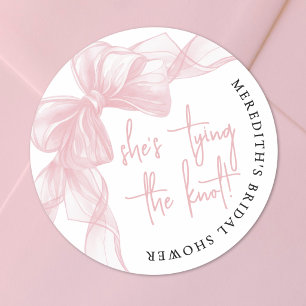 Zij Knoopt De Knoop Roze Strik Bruidsuitnodiging Ronde Sticker