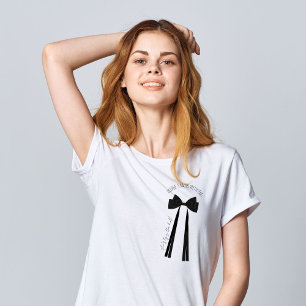 Zij maakt de knoop zwarte strik vrijgezellenfeest t-shirt