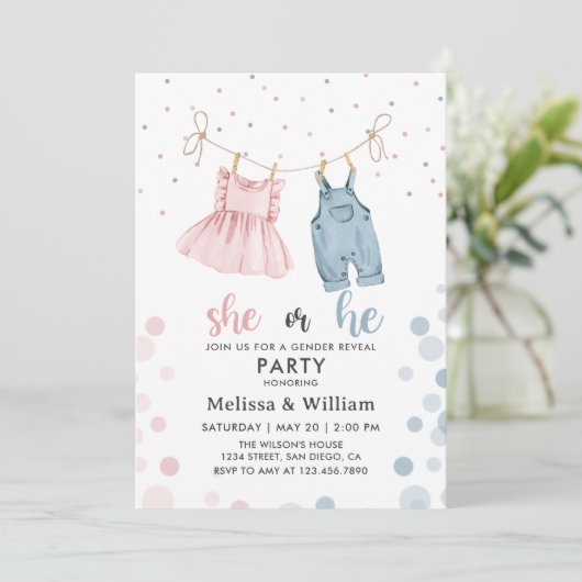 Zij of hij kleren Geslacht onthullen Baby shower Kaart (Staand voorkant)