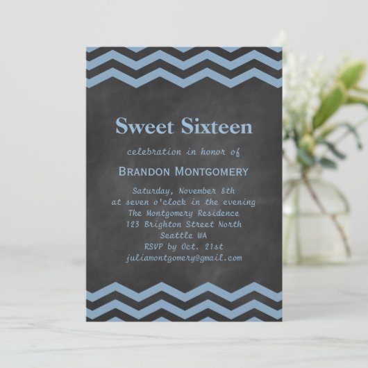 Zijne Chalkboard & Blue Chevron Sweet 16 Uitnodigi Kaart (Staand voorkant)