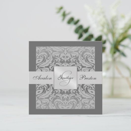 Zilver en grijs Monogram Damask Border Uitnodiging (Staand voorkant)