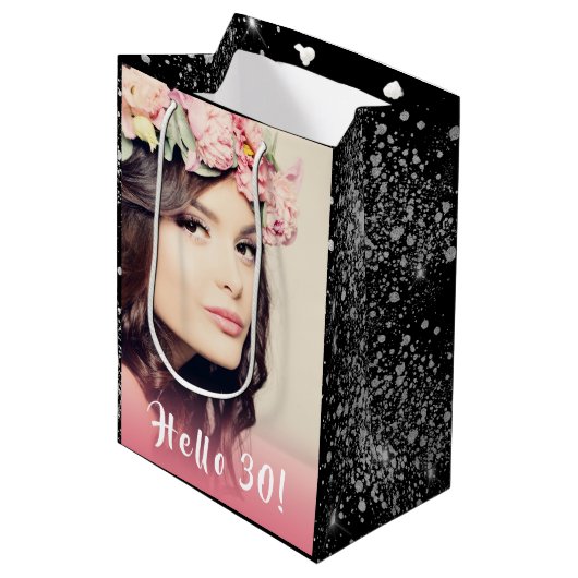 Zilver glanzend glitter stof verjaardag foto hello medium cadeauzakje (Voorkant Gekanteld)