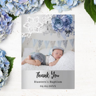 Zilverblauwe bloemen jongen kruis doop foto bedankkaart