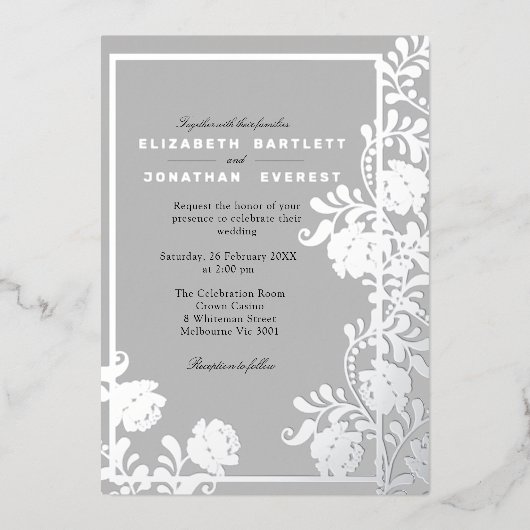 Zilveren Bloemen en Elegant Grijs Folie Uitnodiging (Voorkant)