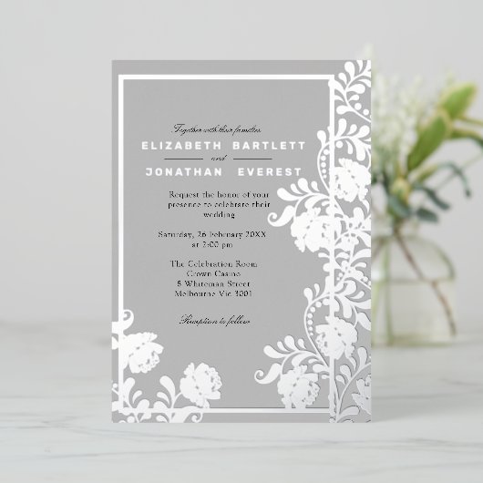 Zilveren Bloemen en Elegant Grijs Folie Uitnodiging (Staand Voorkant)