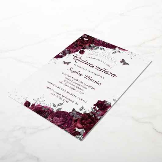 Zilveren Bourgogne Floral Elegant Quinceanera Folie Uitnodiging (Gedraaid)