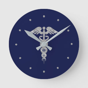 Zilveren grijze caduceus op marineblauwe ronde klo klok
