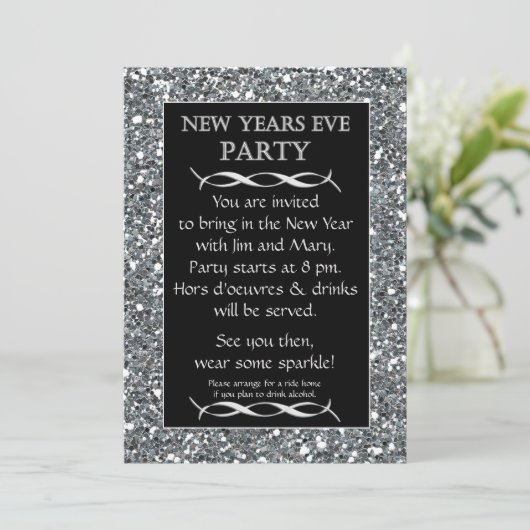 Zilveren Sparkle Look New Years Eve Party Uitnodig Kaart (Staand voorkant)