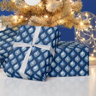 Zilveren versieringen op donkerblauw cadeaupapier