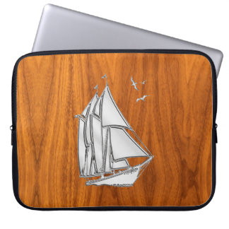 Zilveren zeilboot op teakhoutfineer decor laptop sleeve