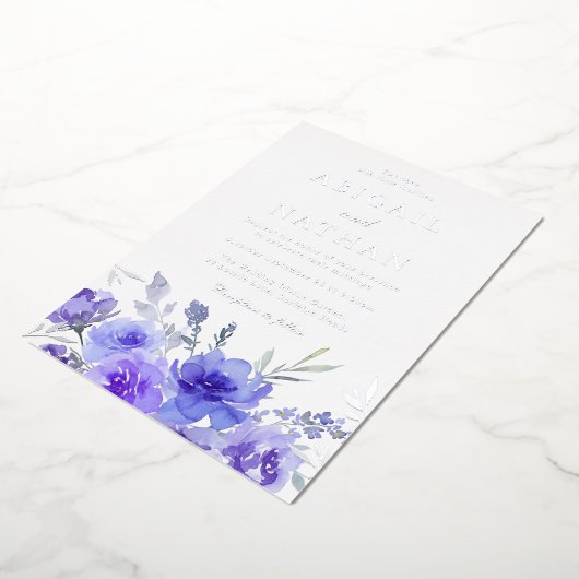Zilverfolie & Violet Paarse Bloemen Huwelijk Folie Uitnodiging (Gedraaid)