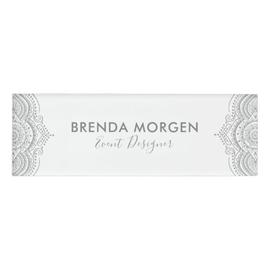 Zilvergrijs paisley op wit naambadge (Voorkant)