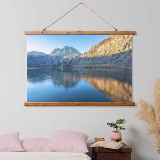 Zilvermeer en berglandschap hangend wandkleed (Slaapkamer)