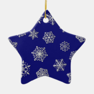 Zilversneeuwvlokken op een donkerblauwe achtergron keramisch ornament