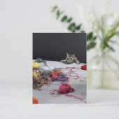 Zilvertabby klimmen over de rand van de tafel briefkaart (Staand voorkant)