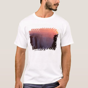 Zimbabwe, Nationaal park Victoria Falls. Nevelig T-shirt