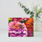 Zinnias met bijen briefkaart (Staand voorkant)