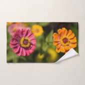 Zinnias orange et rose en fleurs (Serviette à main)