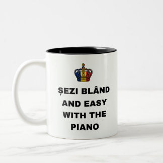 ZIT ONAANGEROERD EN EASY MET DE PIANO TWEEKLEURIGE KOFFIEMOK