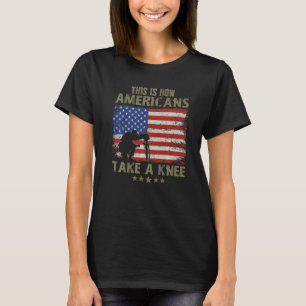 Zo nemen Amerikanen een knie aan T-shirt
