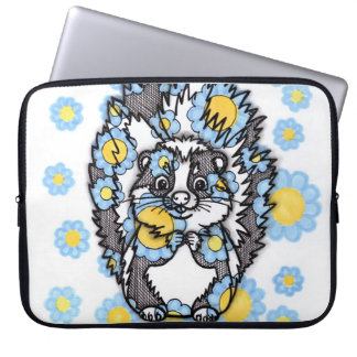 Zoege van een stinkdier met blauwe bloemen laptoph laptop sleeve