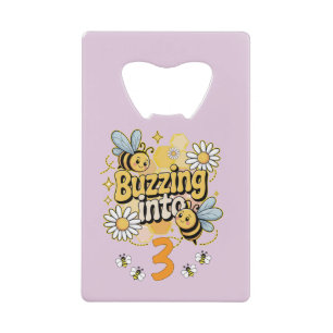 Zoemend Naar Aangepaste Naam en Leeftijd Cute Bij  Kredietkaart Flessenopener