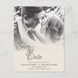Zoenend bruidspaar in monochrome informatiekaartje