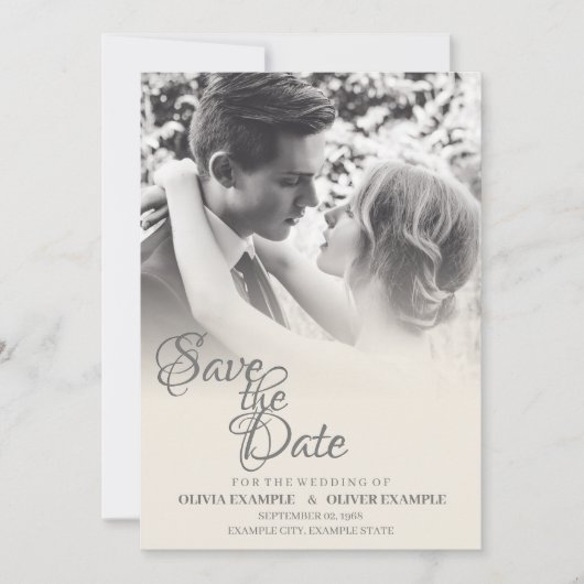 Zoenend bruidspaar in monochrome save the date (Voorkant)