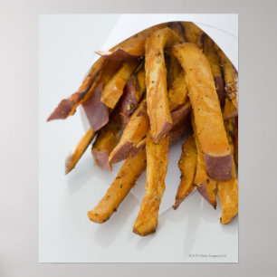 Zoete aardappelfriet in papieren zak, dicht bij el poster