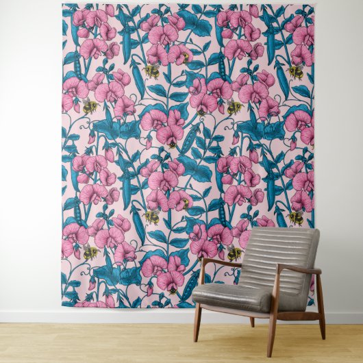 Zoete erwten en hommels, roze en blauw wandkleed (In situ)