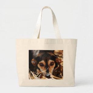 Zoete hond leggend in hooi grote tote bag