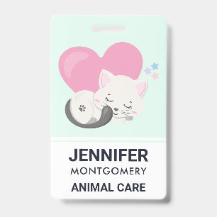 Zoete Kitty Kat Slaapt met een Groot Hart op de Ac Badge
