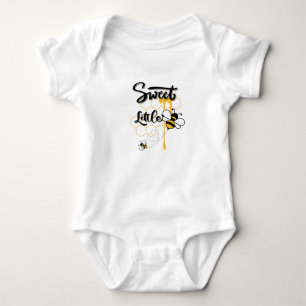 Zoete kleine bij T-shirt baby romper