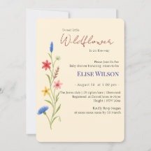 Zoete kleine wilde bloem is onderweg